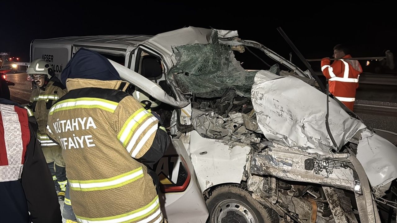 Kütahya'da Trafik Kazası: Genç Hayatını Kaybetti, Bir Kişi Ağır Yaralandı