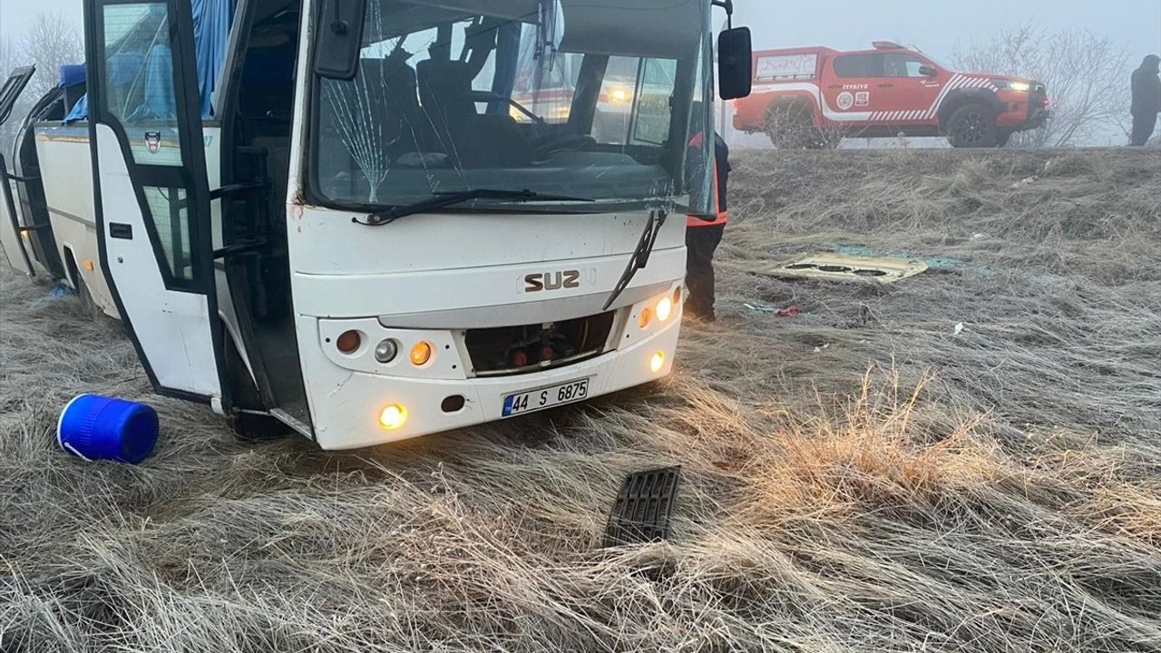 Malatya'da Midibüs Kazası: 17 Yaralı