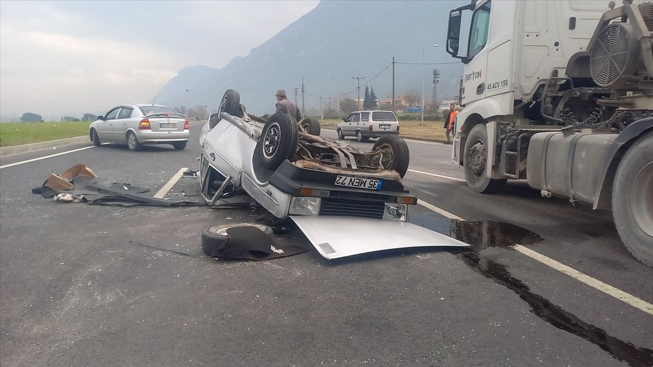 Manisa'da Otomobil Minibüse Çarpıp Devrildi, 3 Yaralı