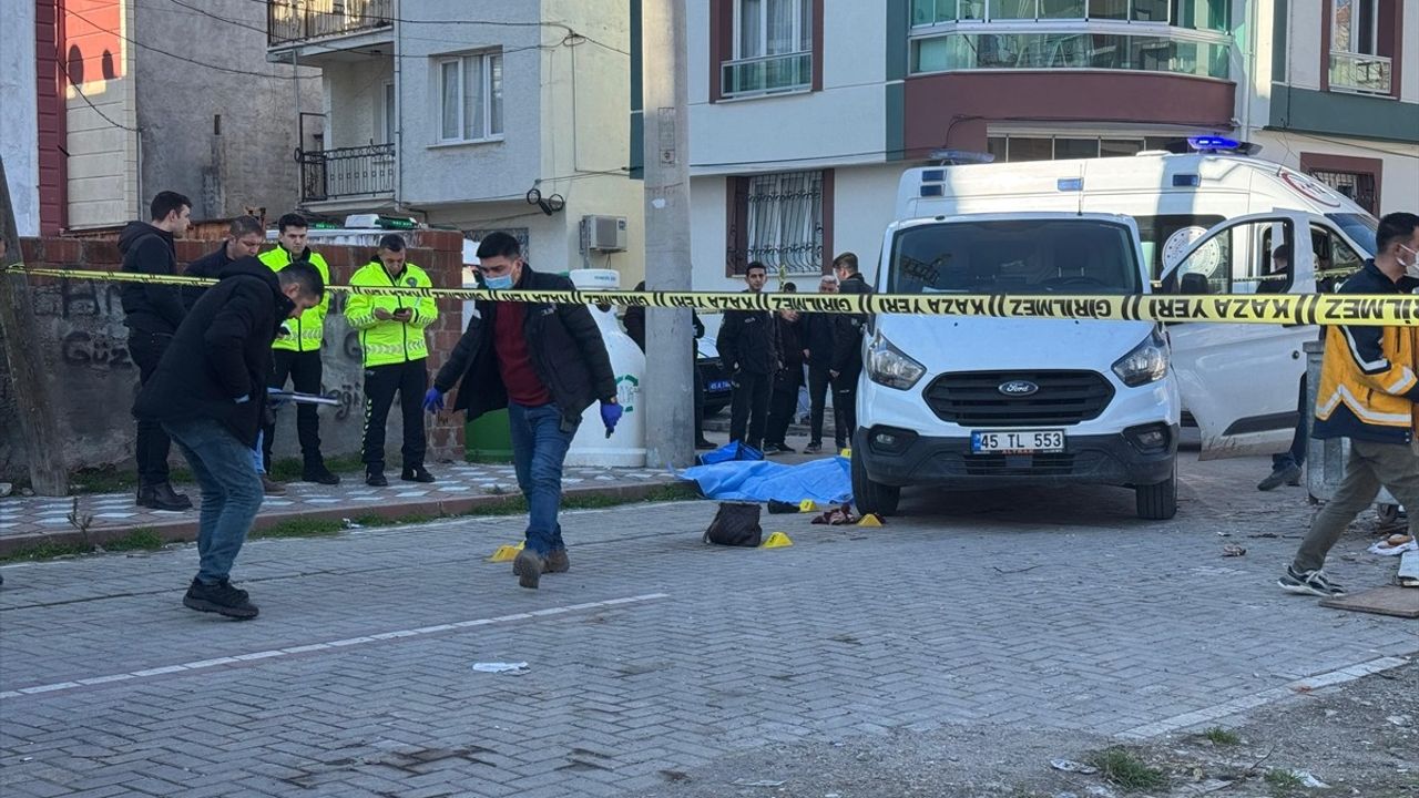 Manisa'da Panelvan Minibüs Kazası: Yaşlı Kadın Hayatını Kaybetti