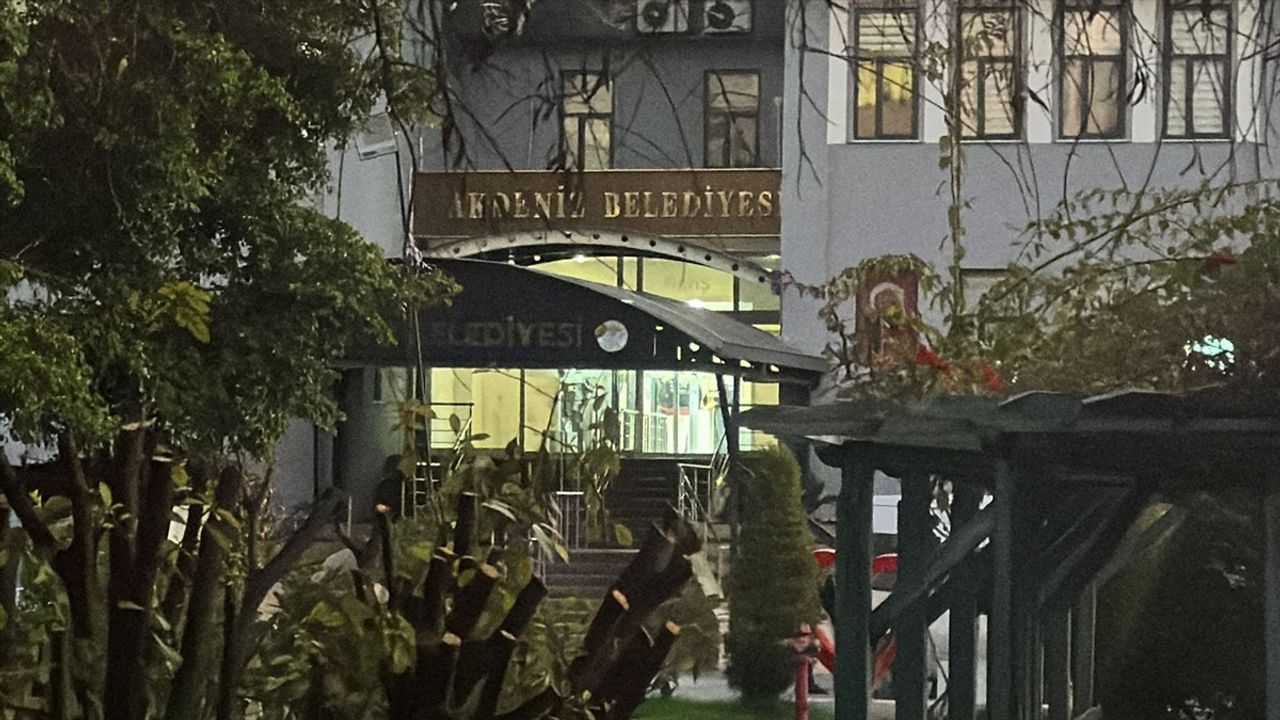 Mersin'de Belediye Başkanı ve Meclis Üyeleri Gözaltına Alındı