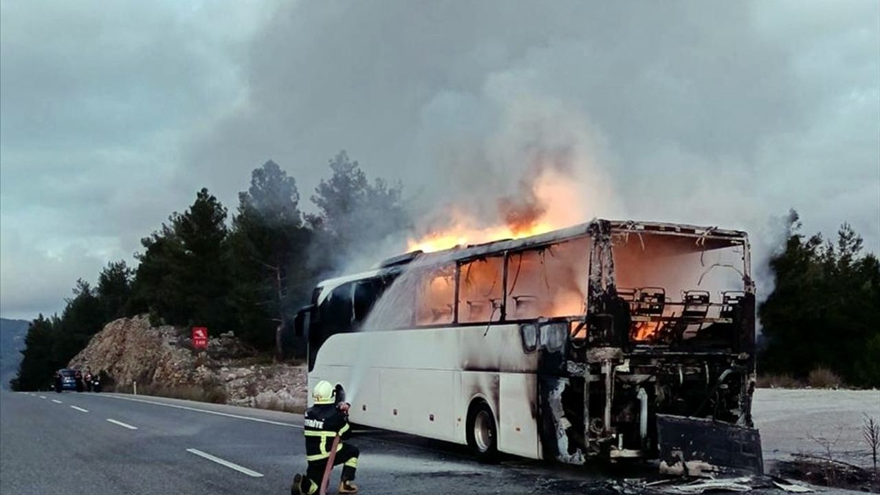 Muğla'daki Otobüs Yangını Kontrol Altına Alındı