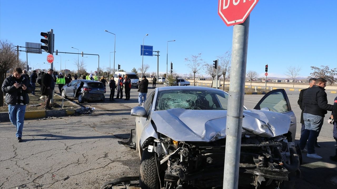 Muş'ta Trafik Kazası: 6 Yaralı