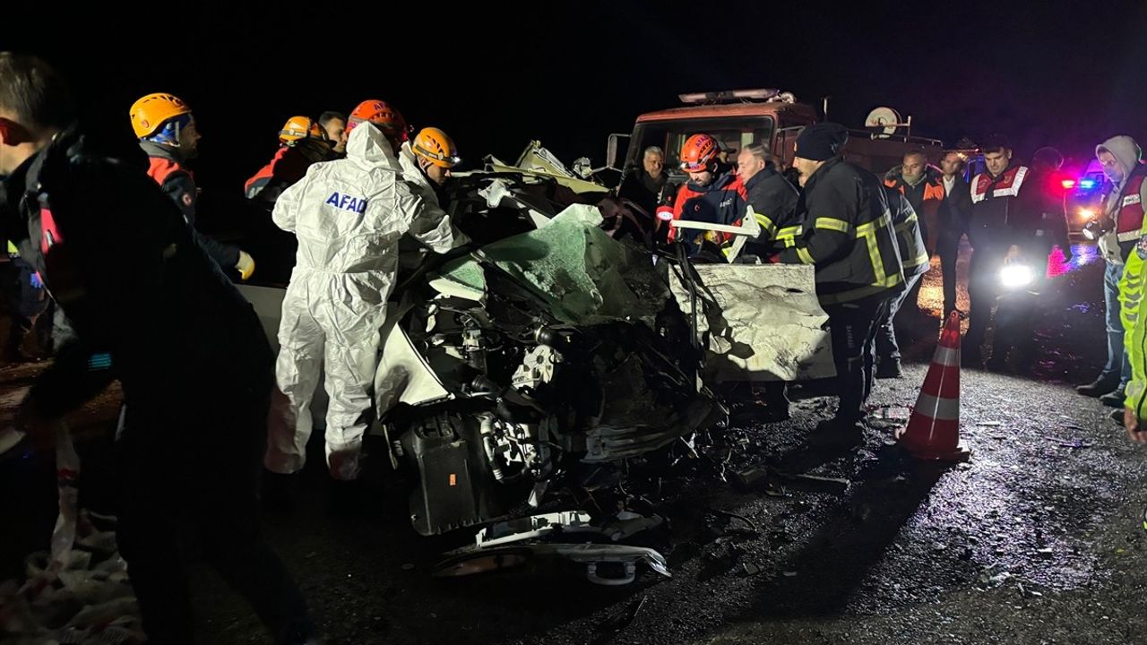 Niğde'de Trafik Kazası: 2 Kişi Hayatını Kaybetti, 1 Yaralı