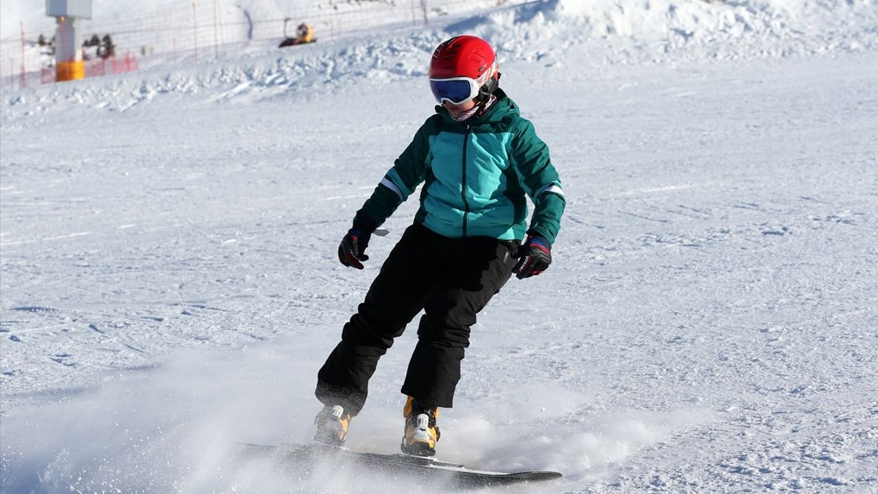 Palandöken'de Genç Snowboardciler Şampiyonluk Peşinde