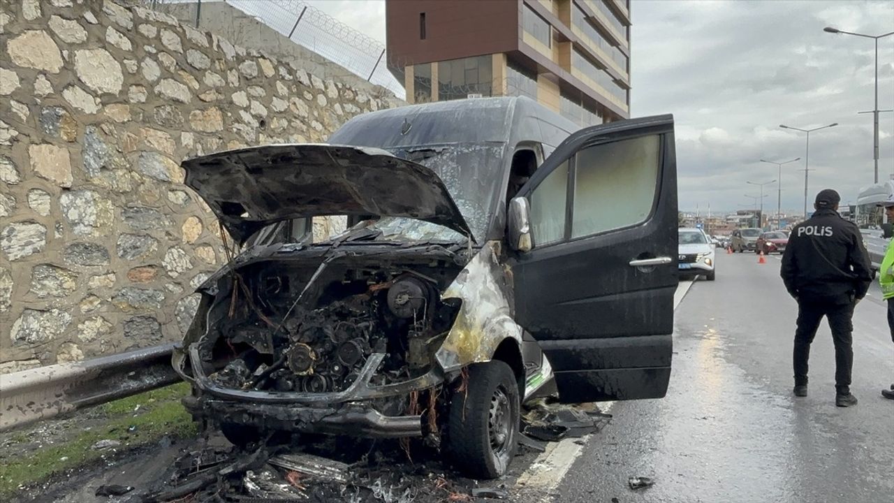 Pendik'te Seyir Halindeki Servis Minibüsü Yangını