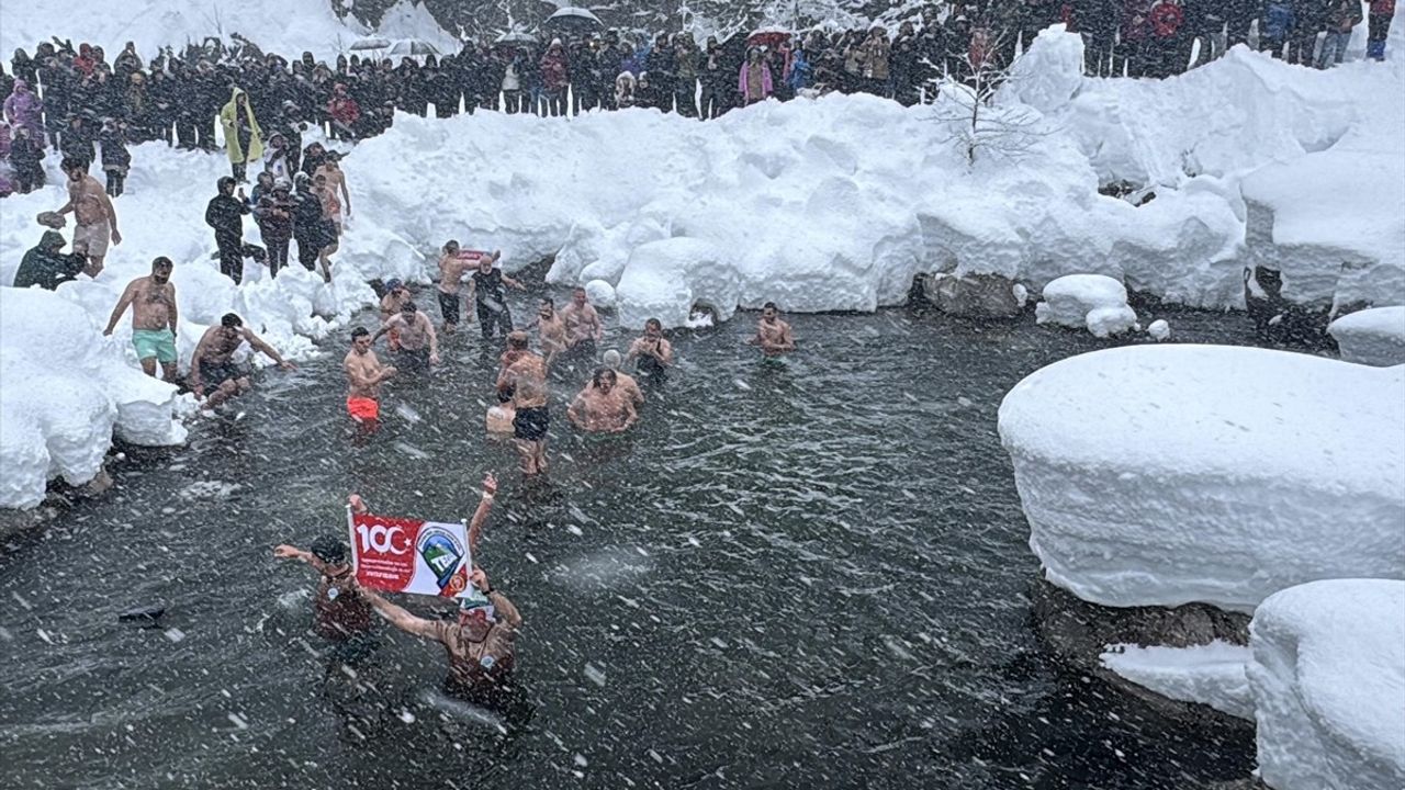 Rize'de 9. Kış Yüzme Şenliği Hoş Bir Buzlu Macera