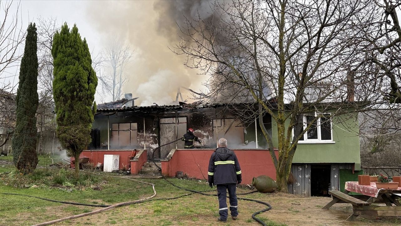 Sakarya'da Tek Katlı Ev Yangında Kullanılamaz Hale Geldi