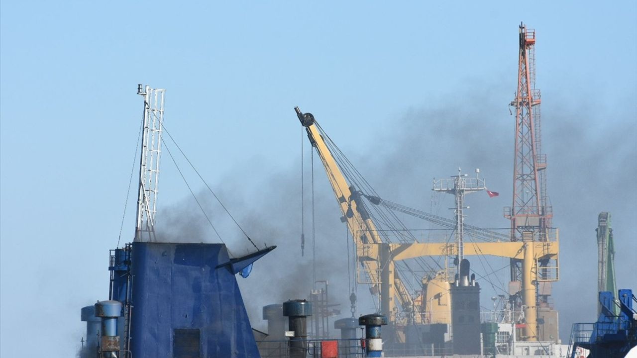 Samsun Limanı'nda Yangın Müdahalesi Devam Ediyor