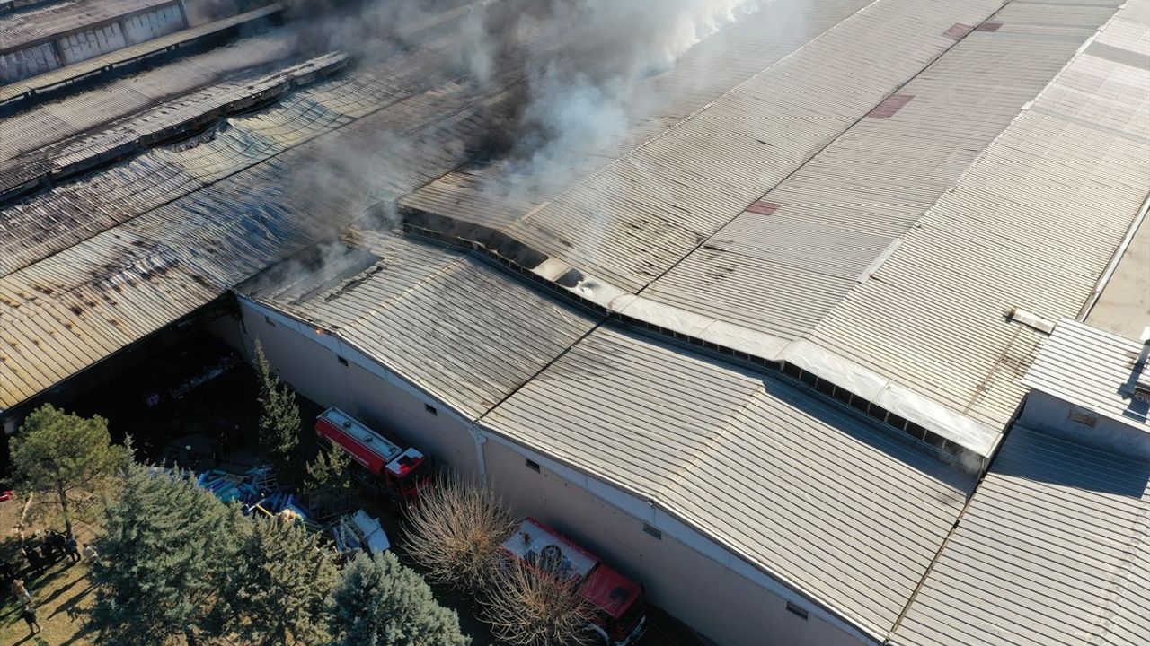 Şanlıurfa'da Tekstil Fabrikasında Yangın Kontrol Altına Alındı