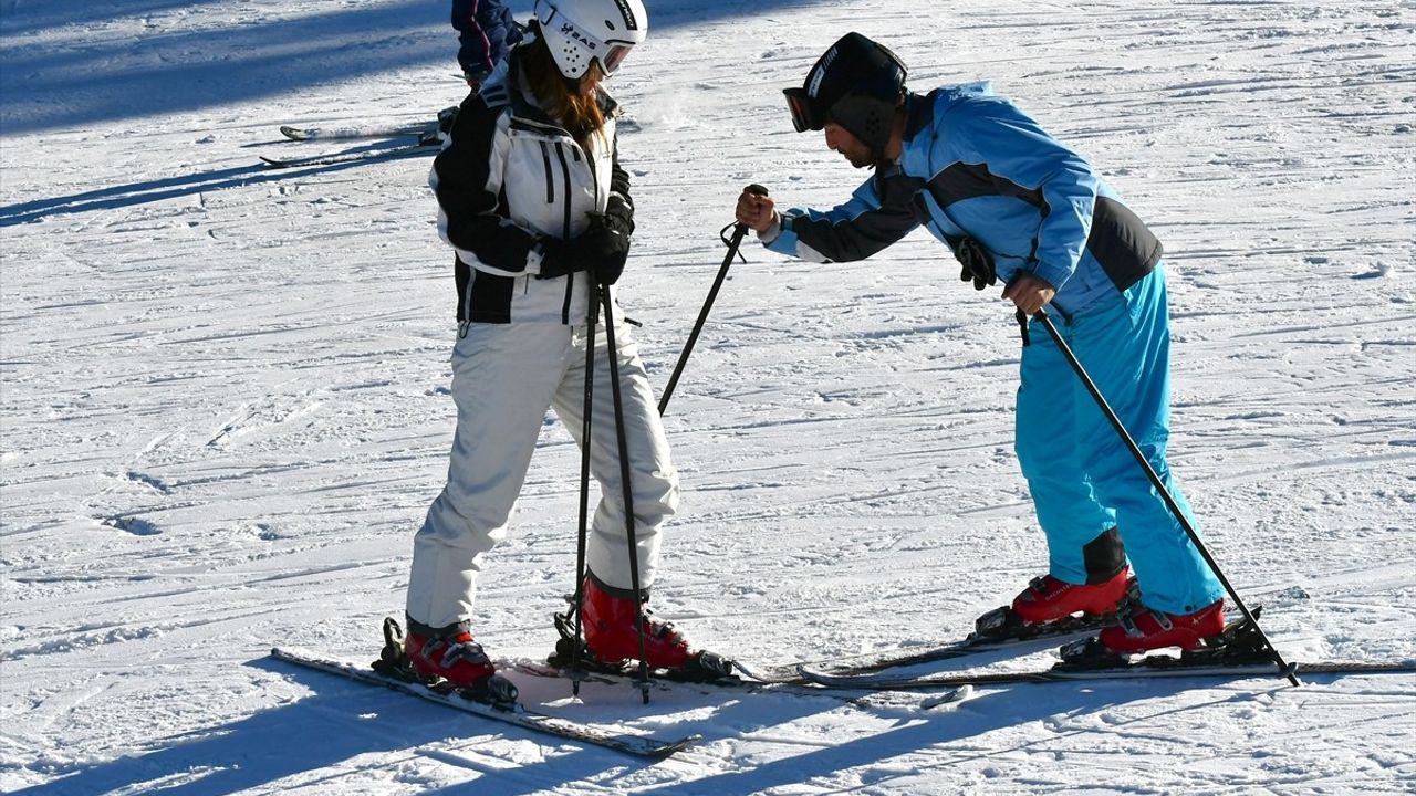 Sarıkamış Kayak Merkezi'nde Kayak Keyfi Devam Ediyor!