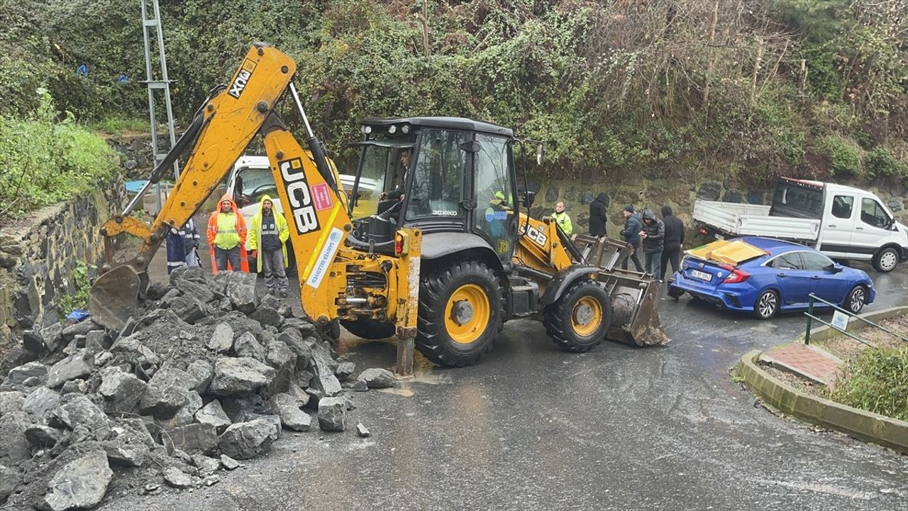 Sarıyer'de İstinat Duvarı Park Halindeki Aracın Üzerine Yıkıldı