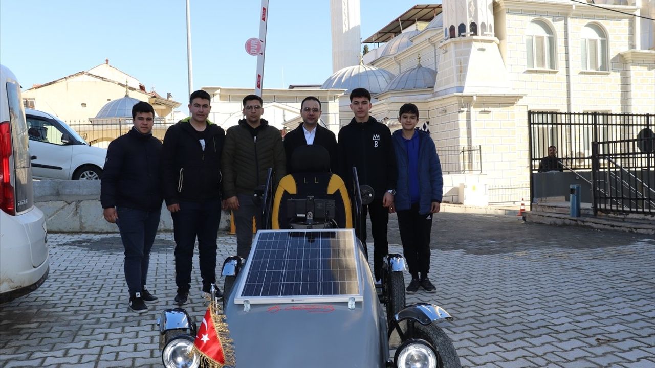 Selendi'deki Liselilerden Güneş Enerjili Elektrikli Araç Projesi