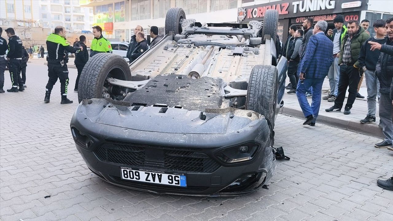 Siirt'te Park Halindeki Araçla Devrilen Otomobilin Kaza Anı Kamerada