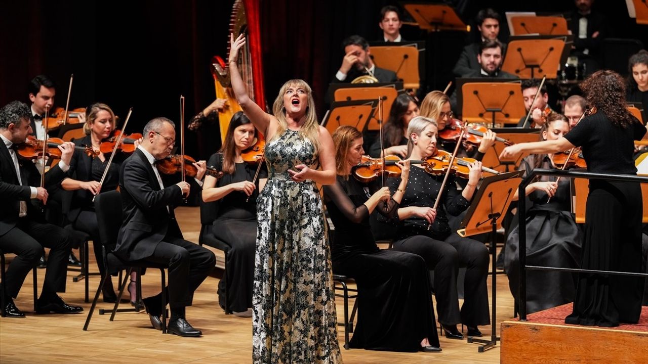 Sinead Campbell Wallace İstanbul'da Büyüleyici Bir Konser Verdi