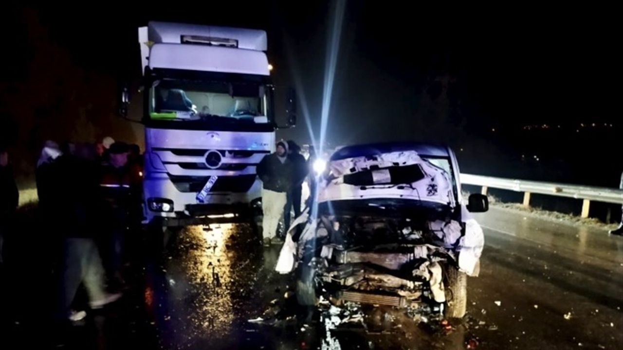 Sinop'ta Feci Trafik Kazası: İki Kişi Hayatını Kaybetti