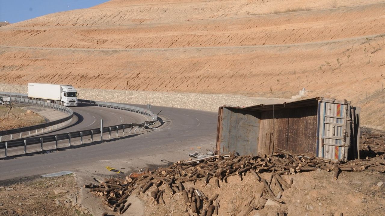 Şırnak'ta Odun Yüklü Kamyon Devrildi: İki Kişi Yaralandı