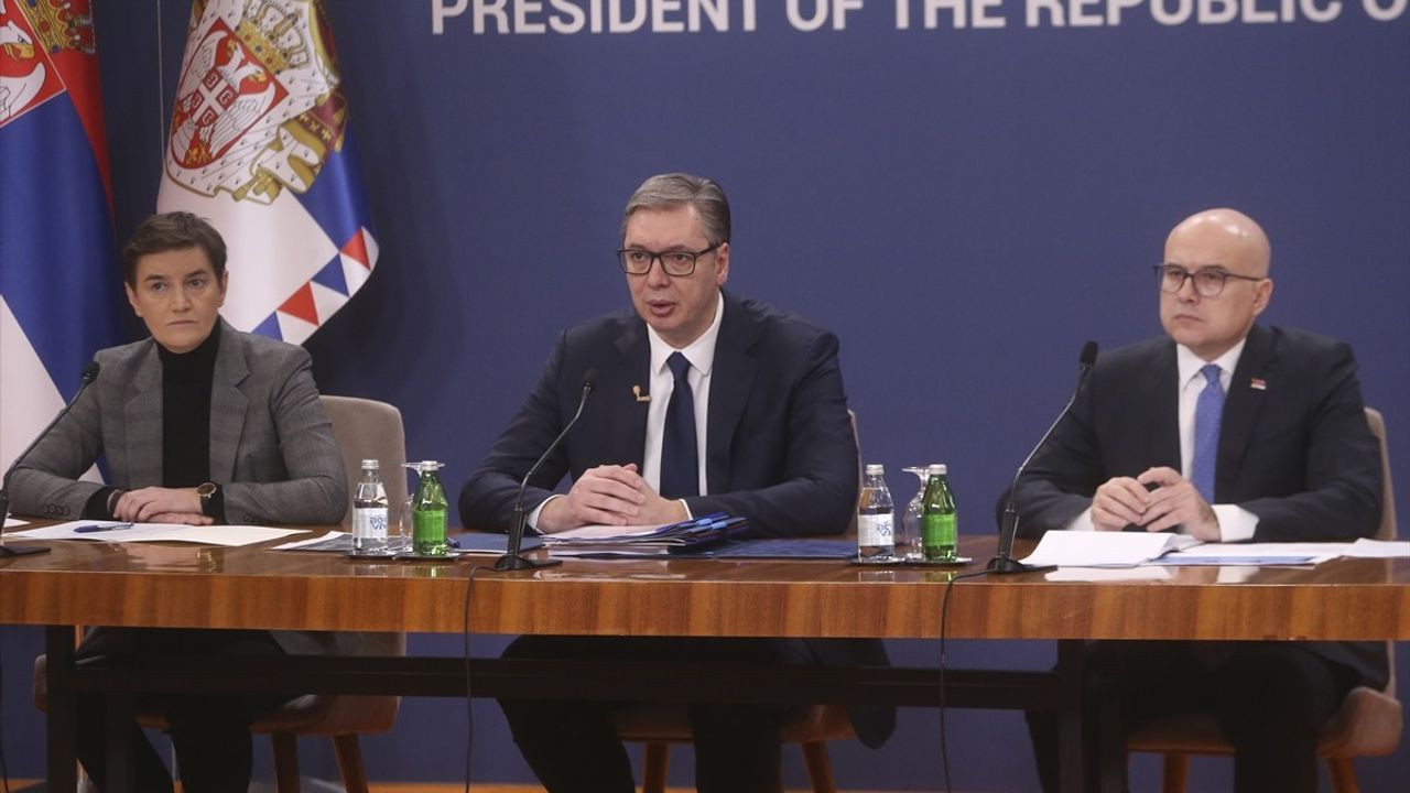 Sırp Lider Vucic'ten Öğrencilere Diyalog Teklifi