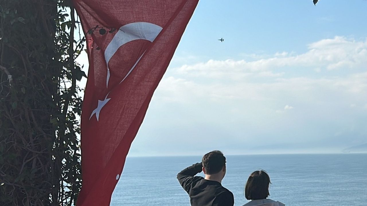 SOLOTÜRK Akrobasi Timi Antalya'da Eğitim Uçuşlarına Devam Ediyor