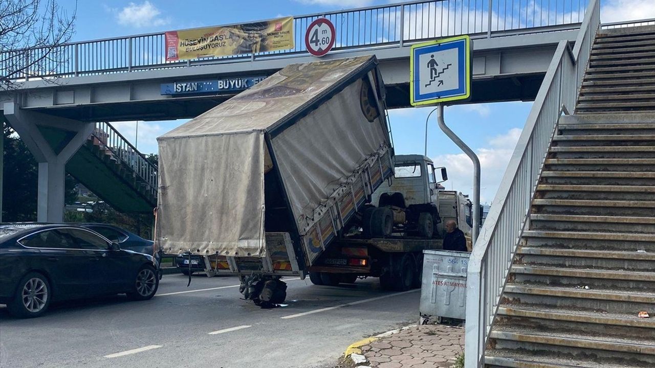 Sultanbeyli'de Çekici Kazası: Üst Geçide Çarpma Sonucu Trafik Yoğunluğu