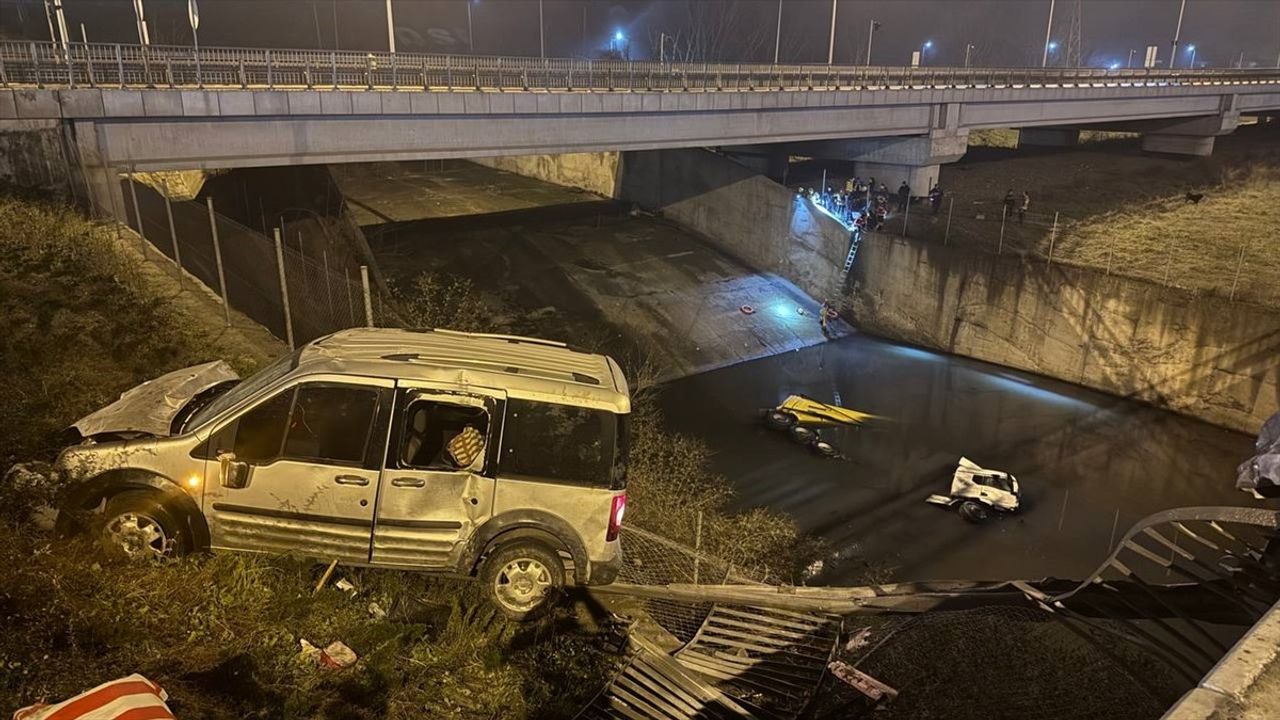 Sultangazi'de Hafriyat Kamyonu Dereye Düştü: 3 Yaralı