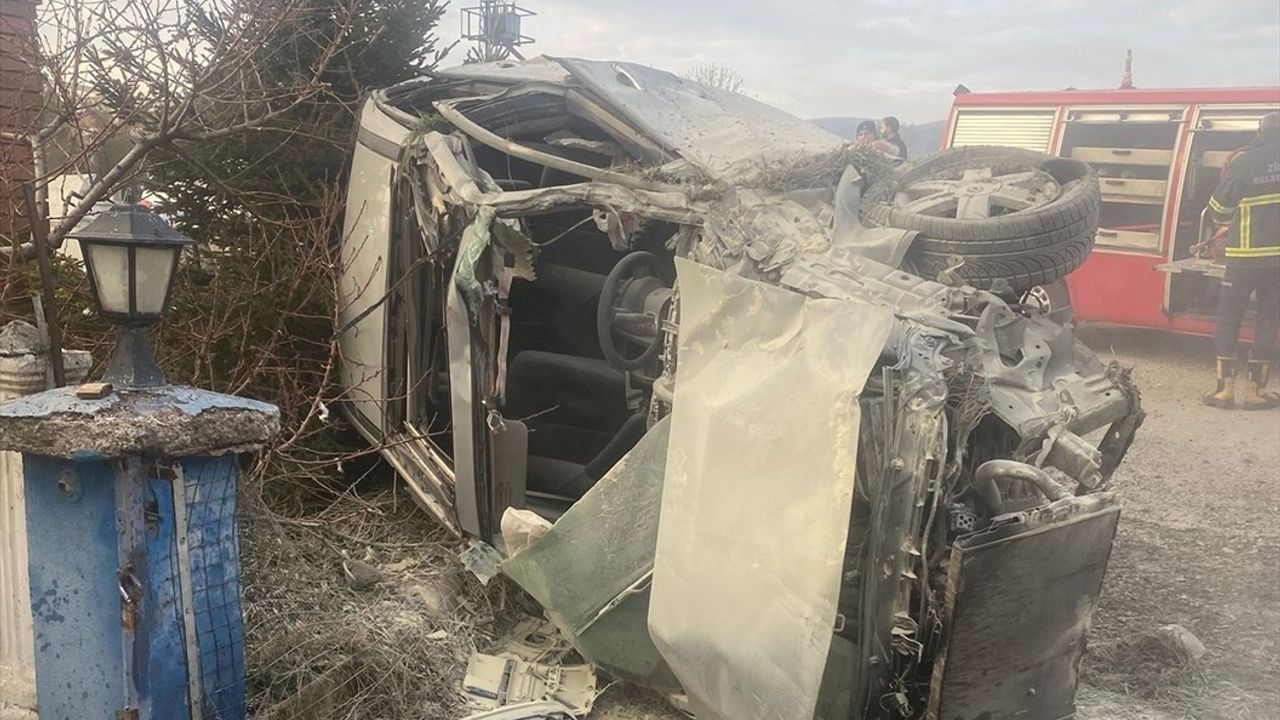 Tokat'ta Devrilen Araçta Genç Sürücü Hayatını Kaybetti