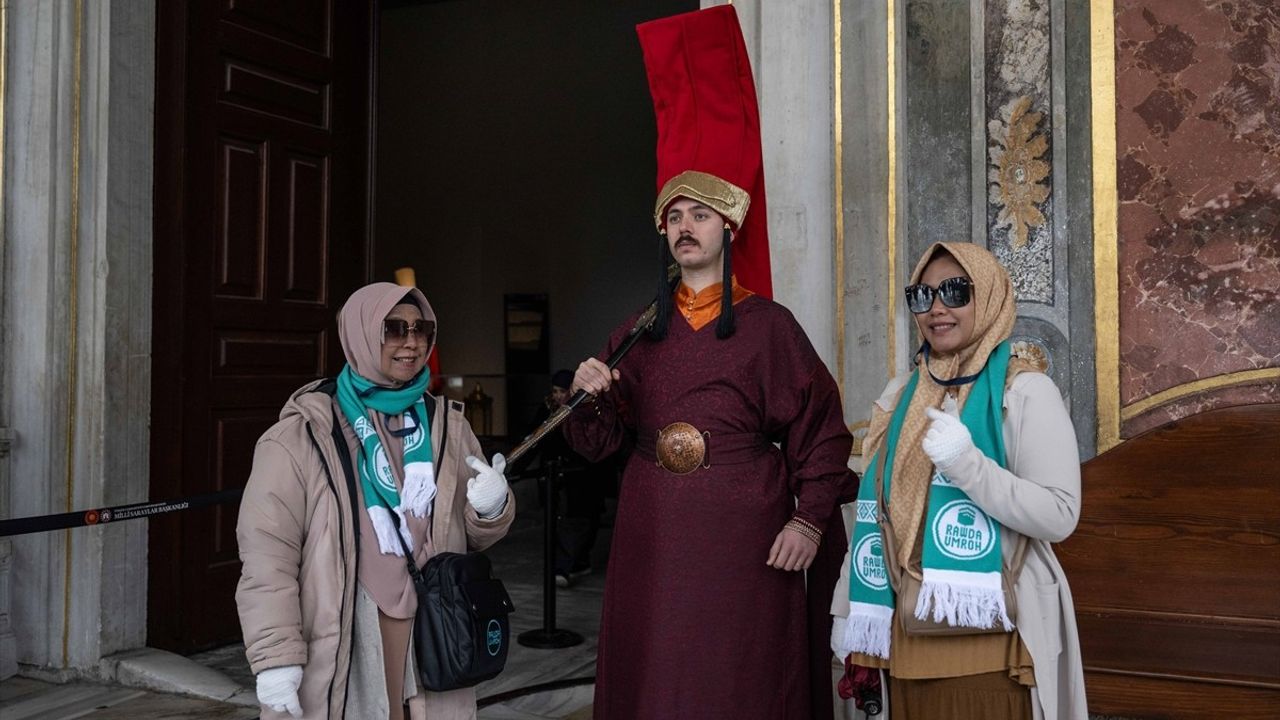 Topkapı Sarayı'nda Silahtar Kıyafetiyle Nöbet