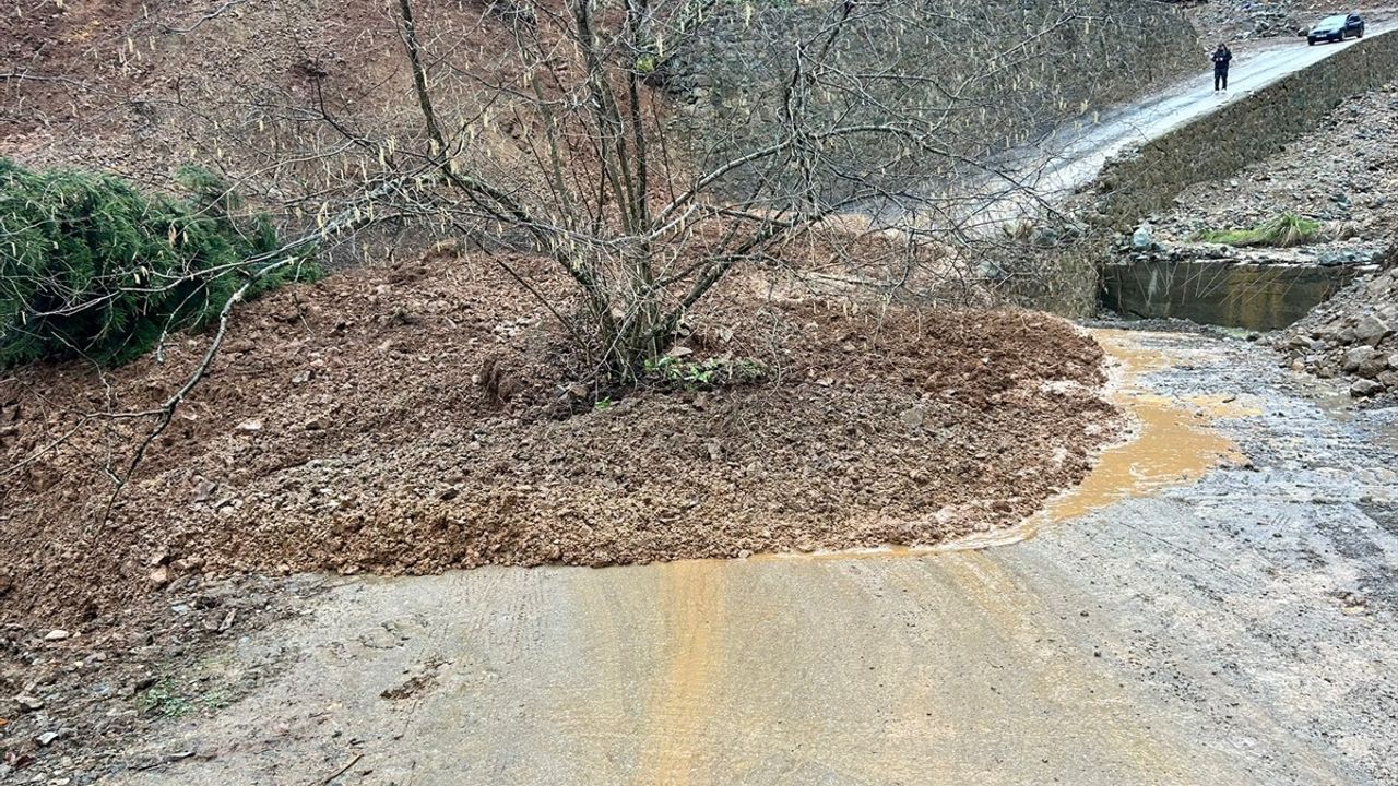 Trabzon'daki Heyelan Anı Cep Telefonu Kamerasında