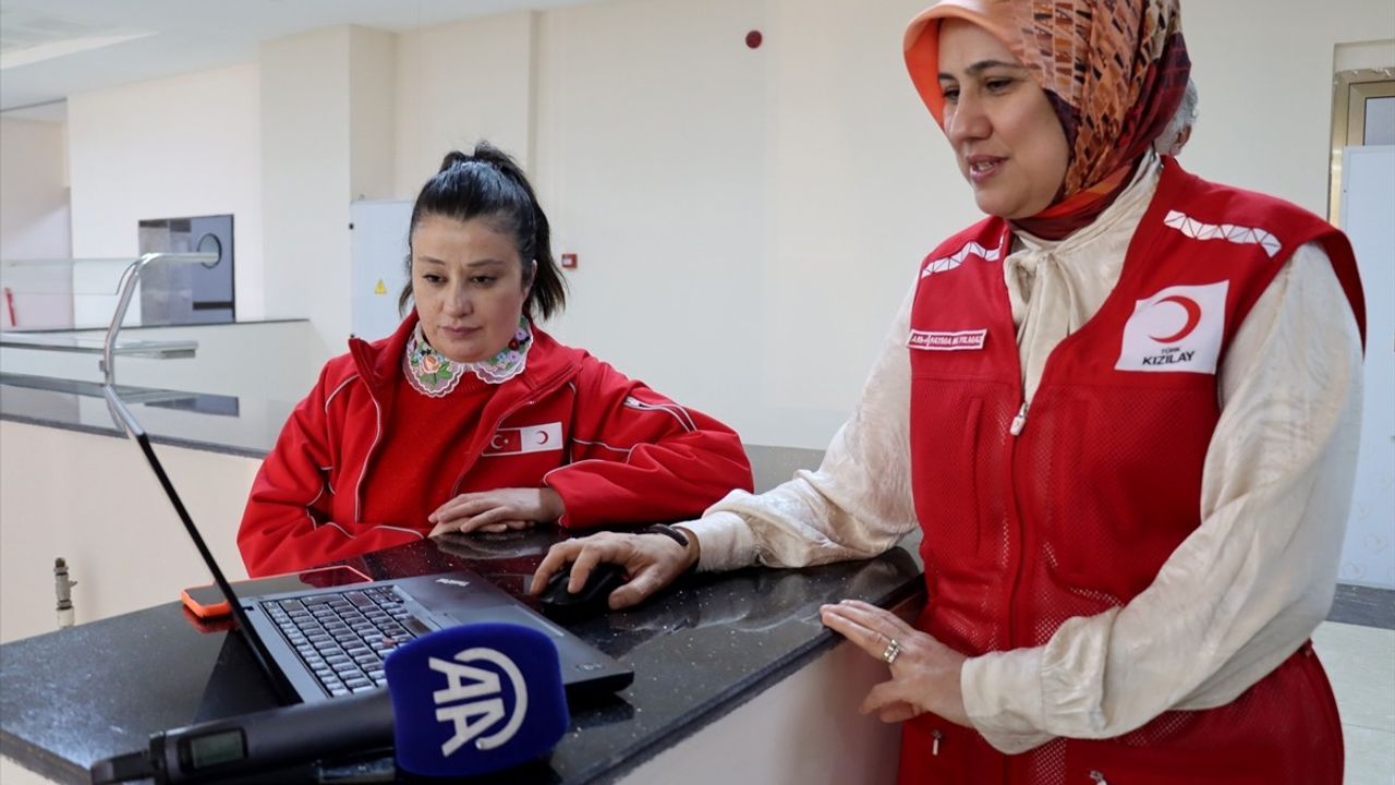 Türk Kızılay Genel Başkanı Yılmaz, Yılın Kareleri Oylamasına Katıldı