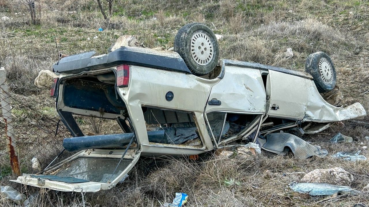 Uşak'ta Tarlaya Devrilen Araçta Sürücü Yaralandı