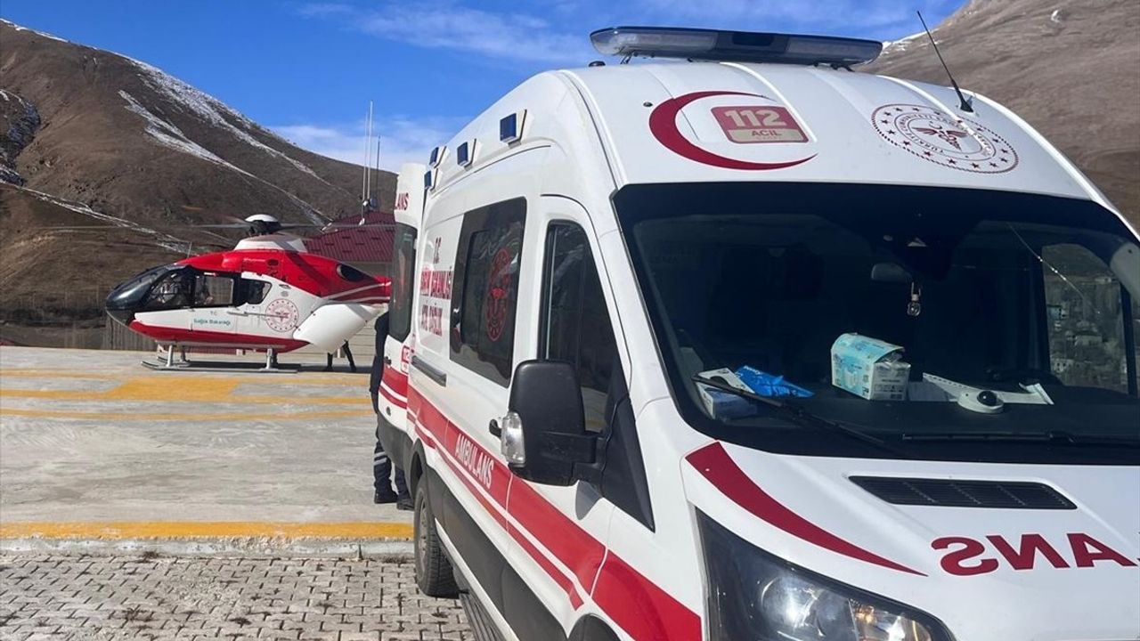 Van'da Ambulans Helikopterle Hamile Kadın Tahliye Edildi