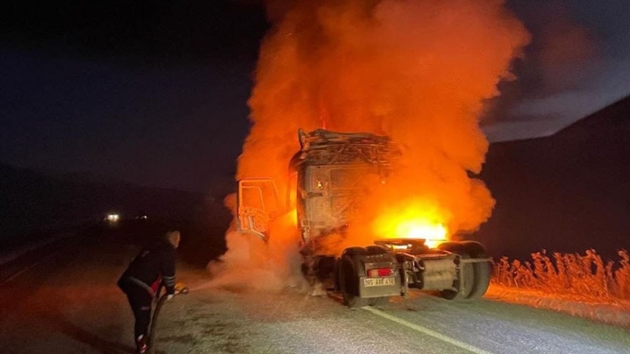 Van'da Seyir Halindeki Tır Yangını