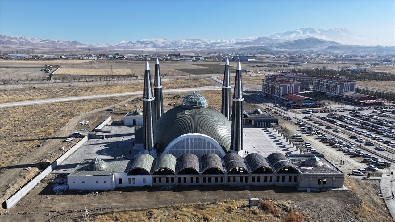 Van'da Tıbbiye Cami ve Külliyesi'nde İlk Cuma Namazı Kılındı