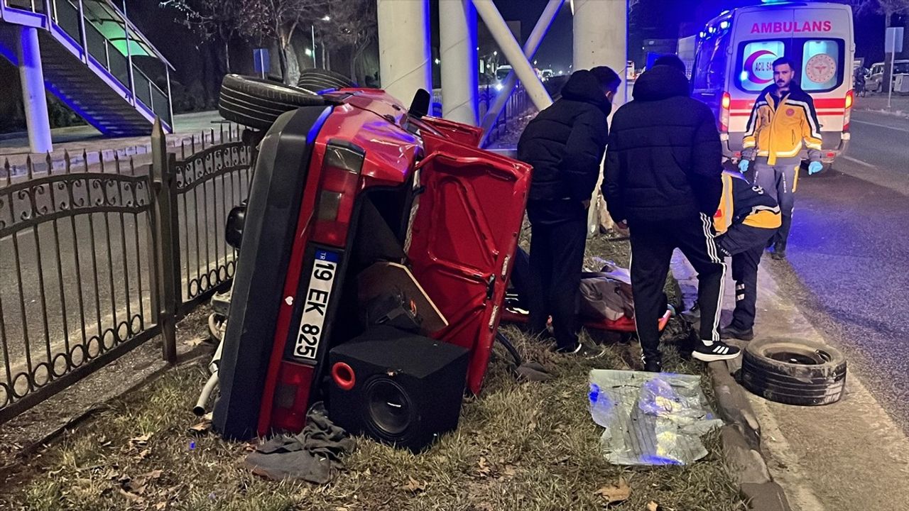 Yozgat'ta Üst Geçide Çarpan Otomobilde 4 Yaralı