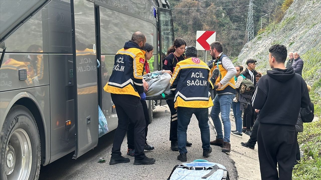 Zonguldak'ta Yolcu Otobüsü Tünel Duvarına Çarptı