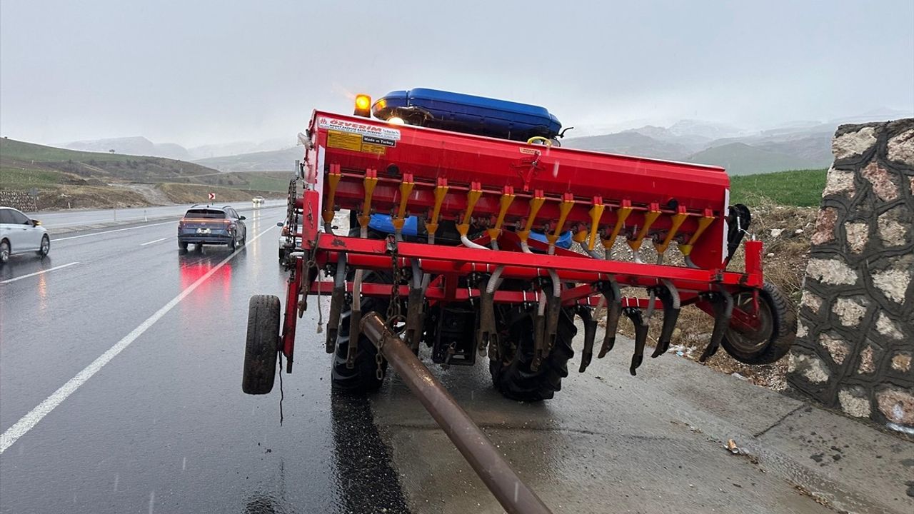 Adıyaman'da Otomobil ve Traktör Çarpışması: 5 Yaralı