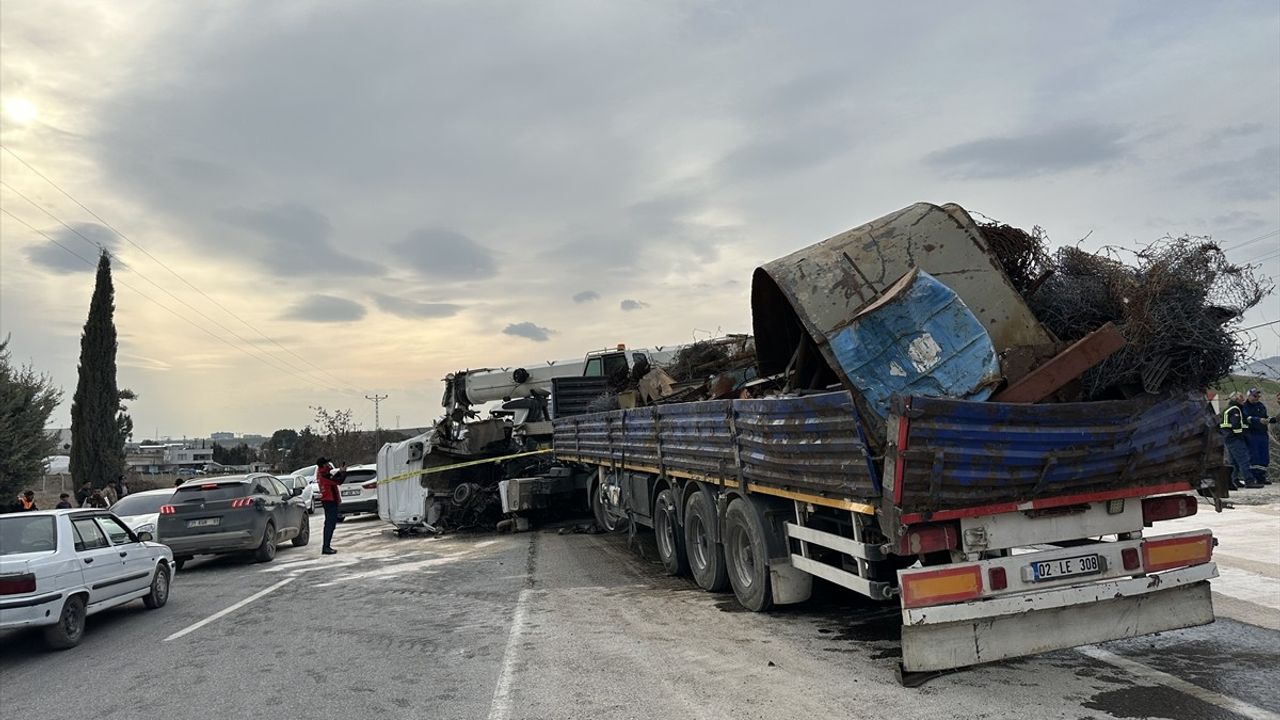 Adıyaman'da Tır ile Vincin Çarpışması: 2 Yaralı