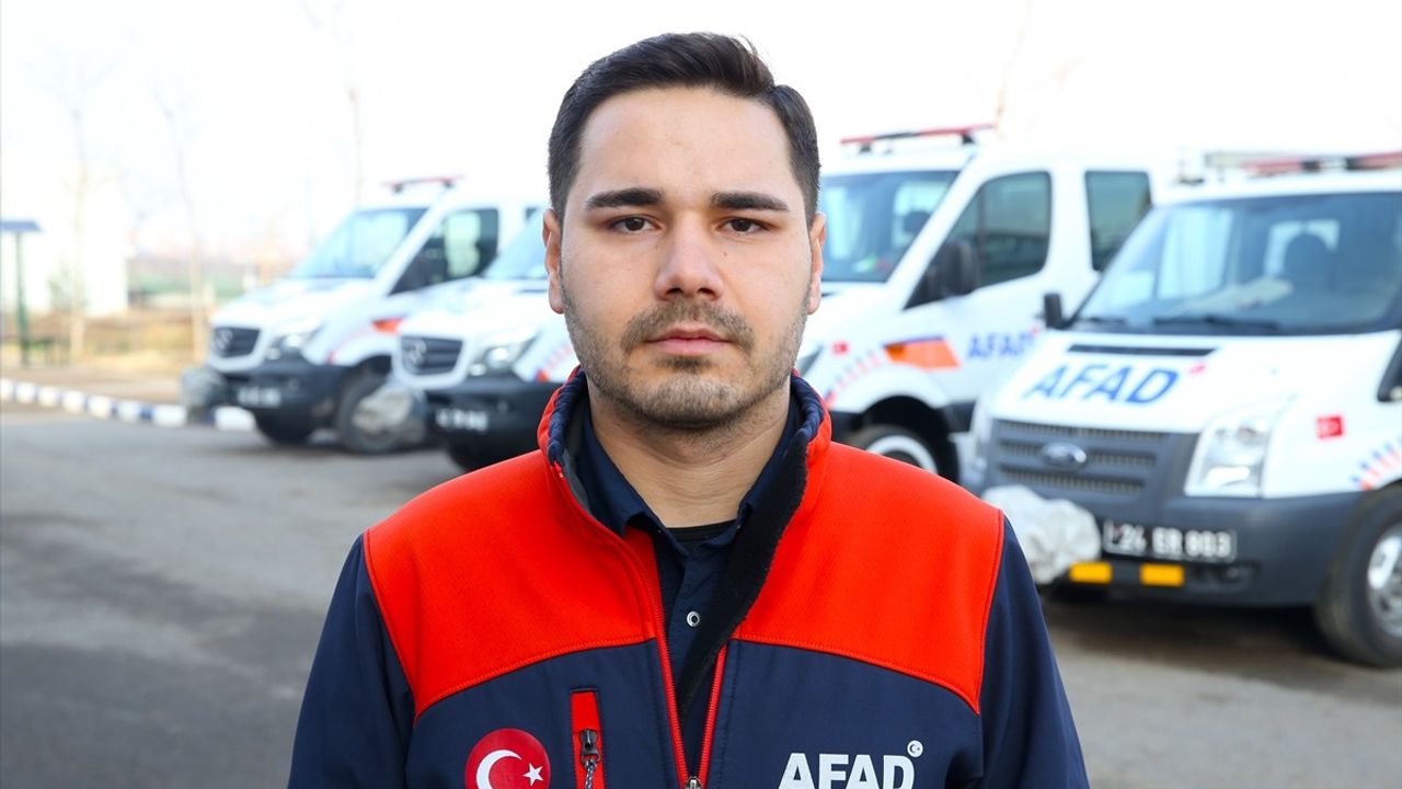 AFAD Personeli Depremin İzlerini Taşıyor