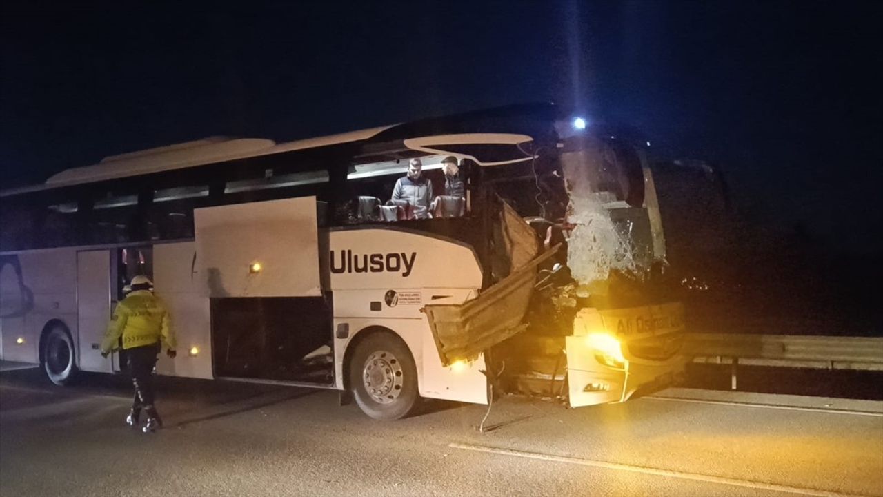 Afyonkarahisar'da Yolcu Otobüsü ile Tır Çarpıştı, 6 Yaralı