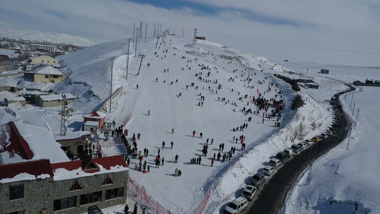 Ağrı'da Kayak Sezonu Yoğun Kar Yağışıyla Yeniden Başladı