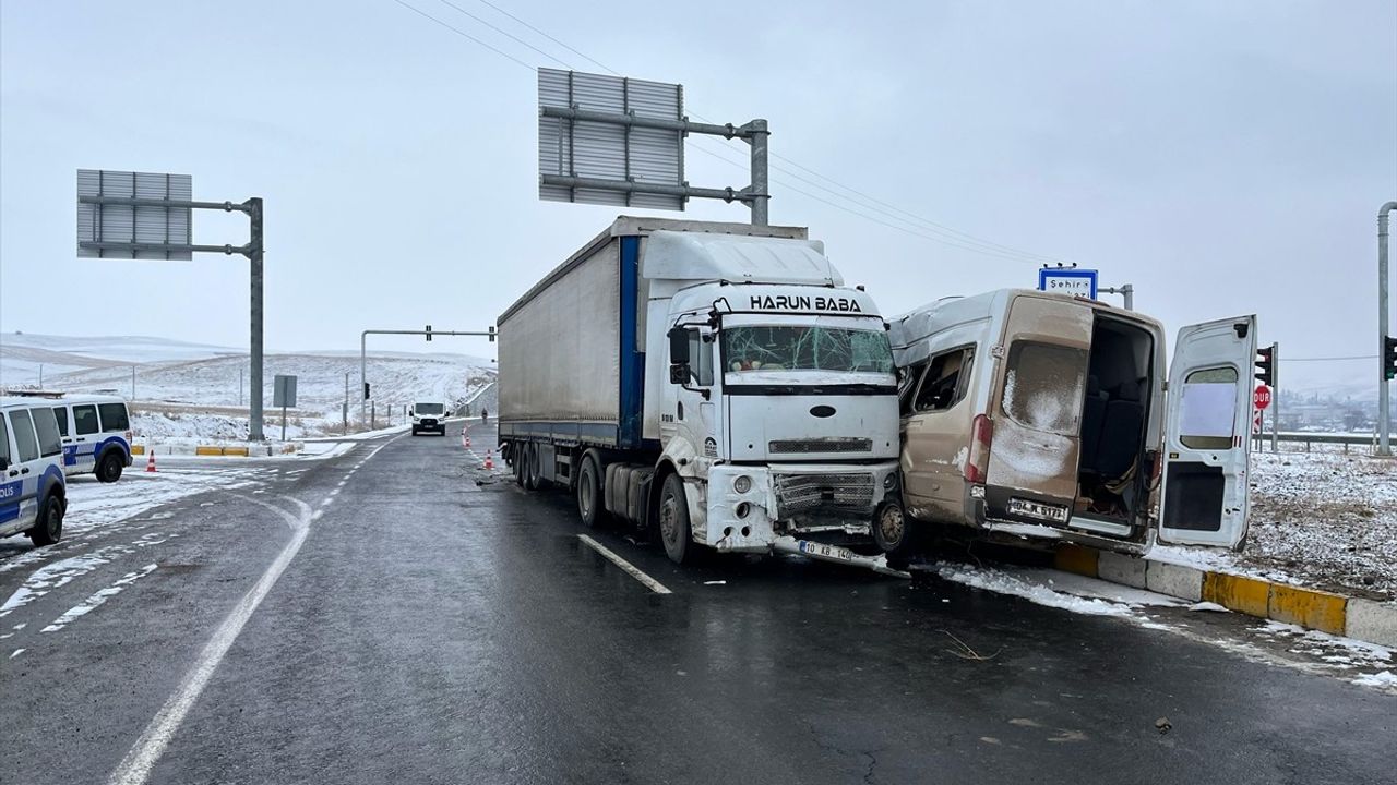 Ağrı'da Tır ve Minibüs Kazasında 8 Yaralı