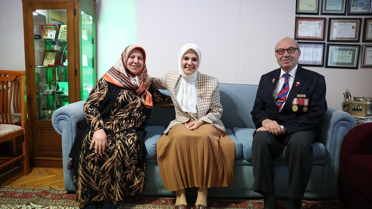 Aile Yılı'nda 50. Evlilik Yıl Dönümünü Kutlayan Küçük Çifti Ziyaret
