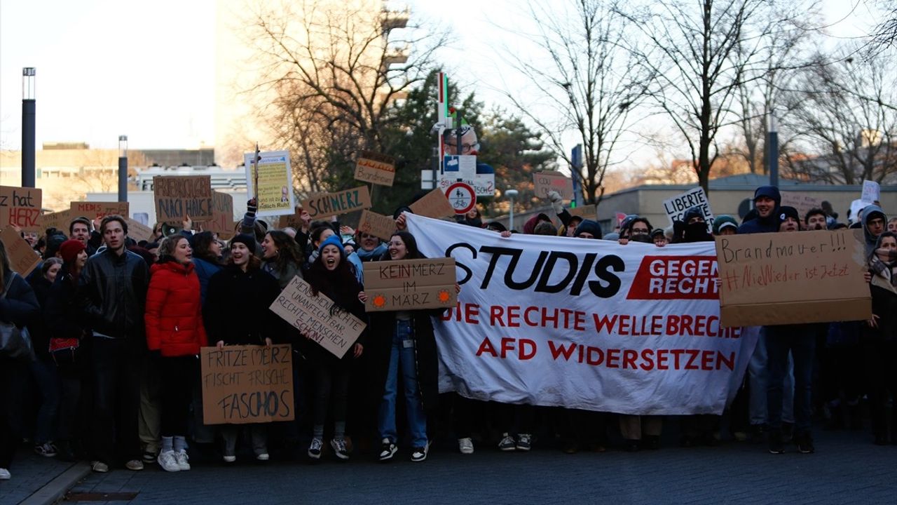 Almanya'da Genel Seçim Öncesi Friedrich Merz Protesto Edildi
