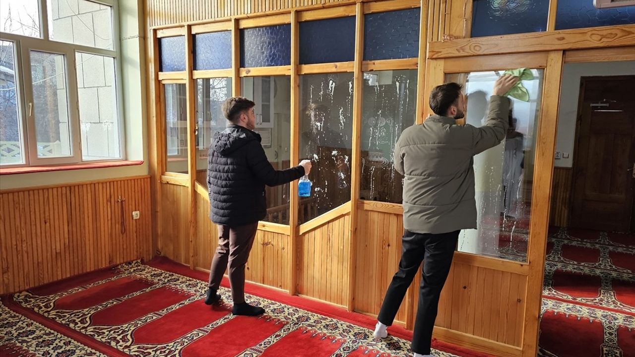 Amasya'da Öğrenciler Ramazan Ayında Cami Temizliği Gerçekleştirdi