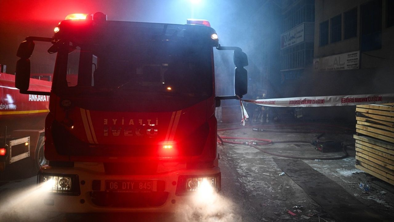 Ankara'da Mobilya Atölyesinde Yangın