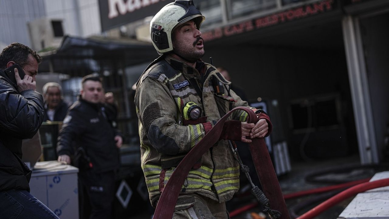 Ankara'da Mobilya Dükkanında Yangın: 3 İş Yeri Zarar Gördü