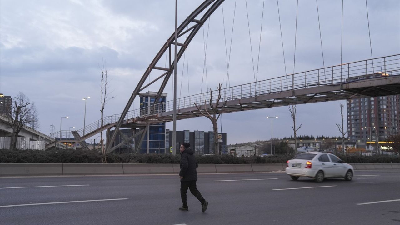 Ankara'da Onarımdaki Üst Geçit Sebebiyle Yaşanan Zorluklar