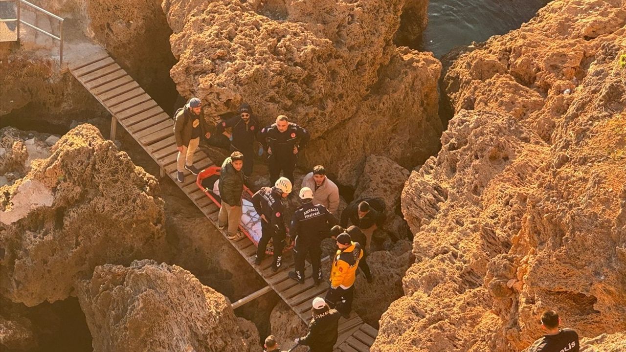 Antalya'da Falezlerden Düşen Turist Yaralandı