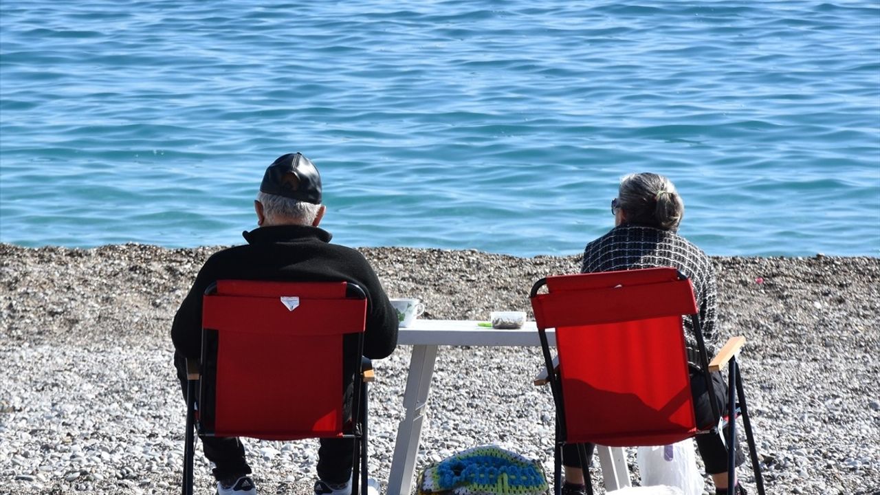 Antalya'da Güneşli Havada Sahil Keyfi