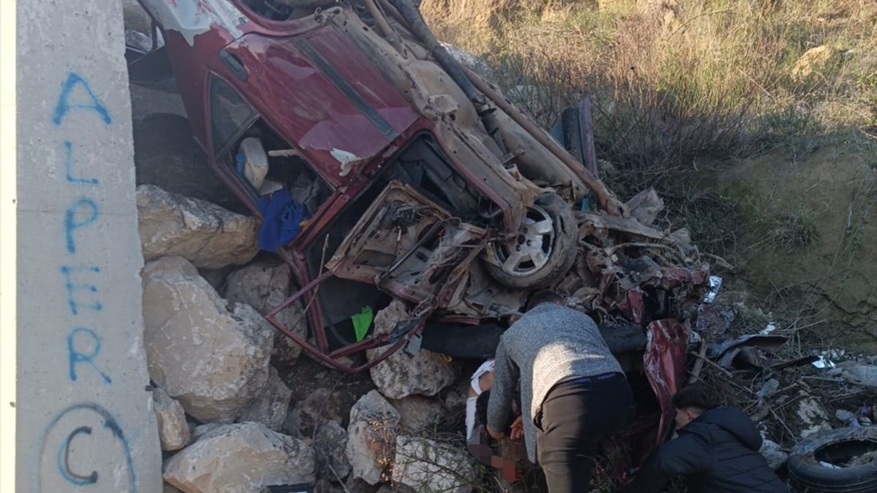 Antalya'da İstinat Duvarına Çarpan Araçta Sürücü Ağır Yaralandı